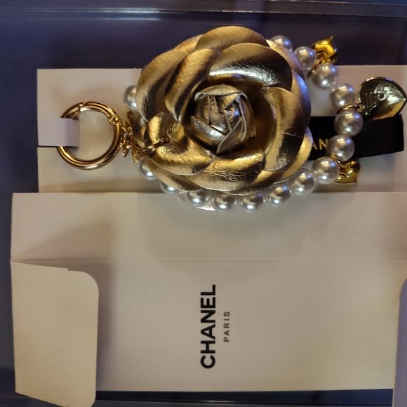 CHANEL 2025 Pearl Heart Charm Keychain Gold Camellia Logo Ribbon NWT AUTHENTIC - Picture 13 of 13